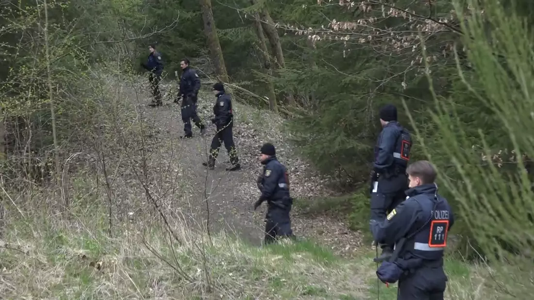 Die Polizei durchsuchte kurz nach der Tat auch ein nahegelegenes Waldgebiet. (Archivbild) - Bild: Andreas Winkler/dpa /dpa
