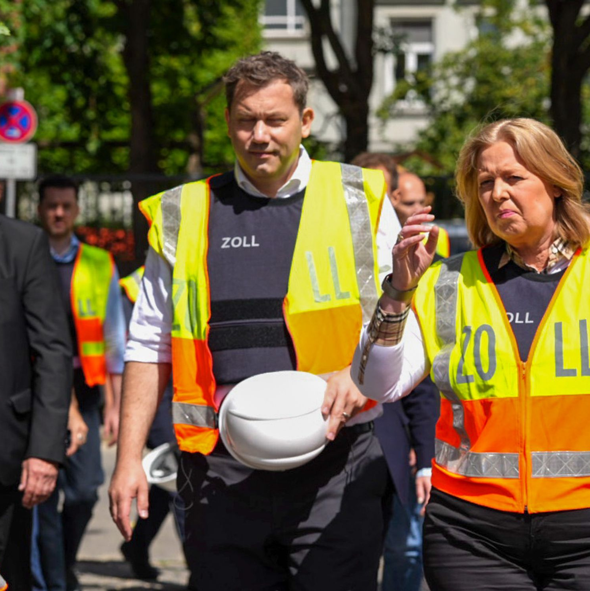 Klingbeil und Bas waren bei einer Schwarzarbeits-Kontrolle dabei. - Foto: Soeren Stache/dpa