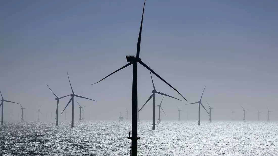 Windräder stehen in einem Windpark in der Nordsee. (Archivbild) - Bild: Christian Charisius/dpa
