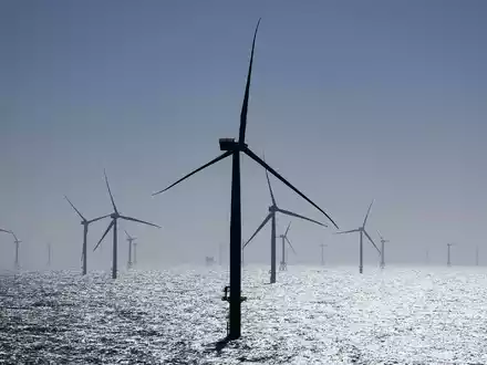 Windräder stehen in einem Windpark in der Nordsee. (Archivbild) - Foto: Christian Charisius/dpa