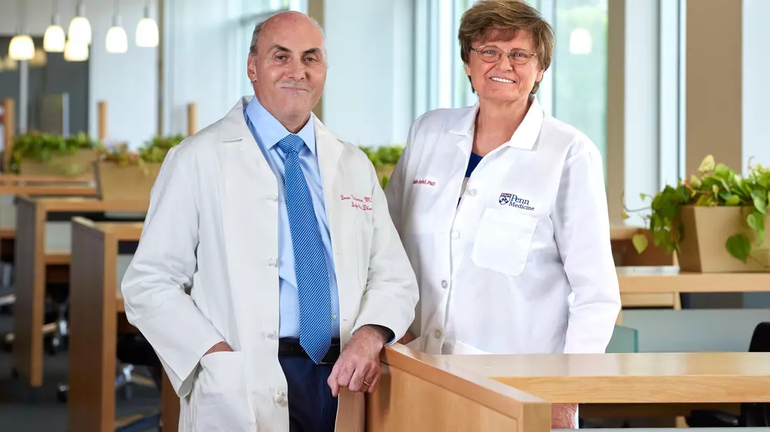 Katalin Karikó (r) und Drew Weissman haben 2023 für grundlegende Arbeiten zur mRNA-Technik den Nobelpreis für Medizin erhalten. (Archivbild) - Bild: Peggy Peterson/Penn Medicine/AP/dpa