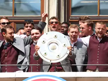 Thomas Müller sagte seinen Fans wiederholt Danke. - Foto: Karl-Josef Hildenbrand/dpa
