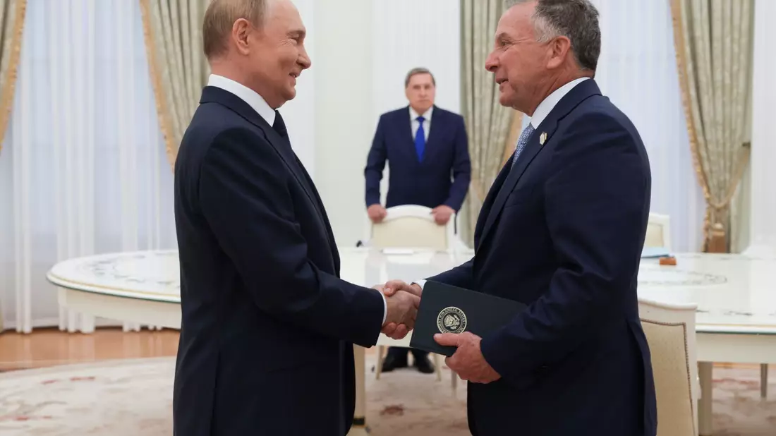 Der US-Sondergesandte Steve Witkoff (rechts) und der russische Präsident Wladimir Putin. (Archivfoto) - Bild: Gavriil Grigorov/Pool Sputnik Kremlin/AP/dpa