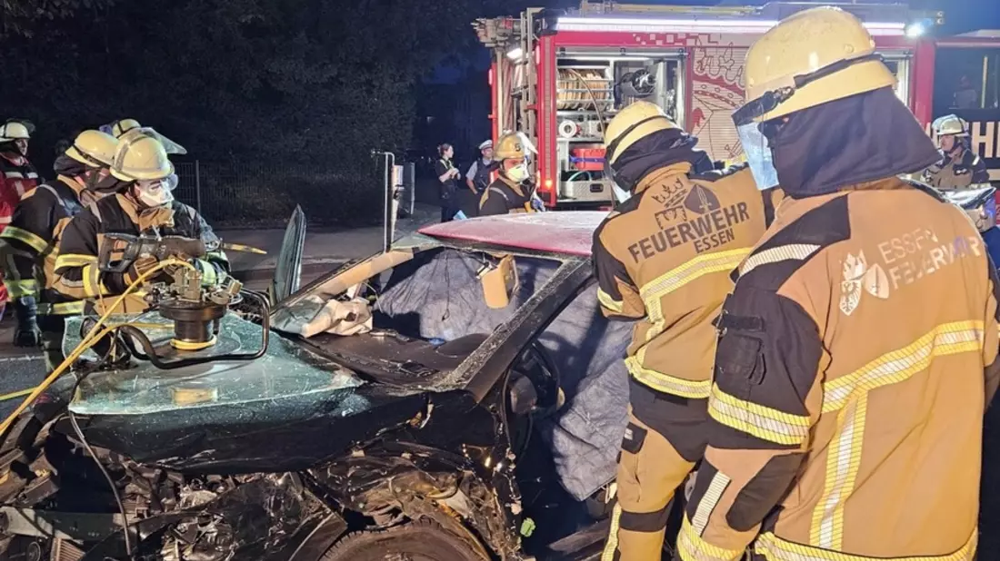 FW-E: Schwerer Verkehrsunfall - zwei Personen durch technische Rettung aus Pkw befreit - Bild: presseportal.de