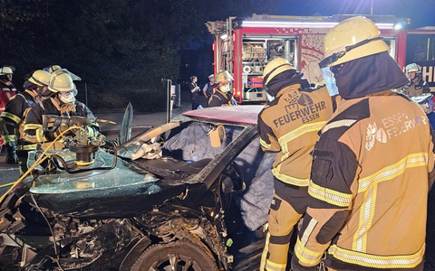 FW-E: Schwerer Verkehrsunfall - zwei Personen durch technische Rettung aus Pkw befreit - Foto: presseportal.de FW-E: Schwerer Verkehrsunfall - zwei Personen durch technische Rettung aus Pkw befreit - Foto: presseportal.de