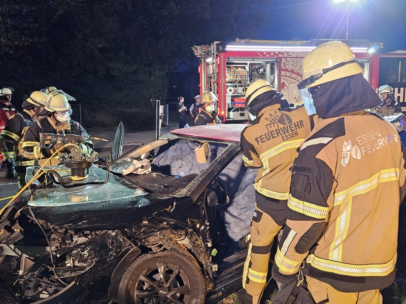 FW-E: Schwerer Verkehrsunfall - zwei Personen durch technische Rettung aus Pkw befreit - Foto: presseportal.de