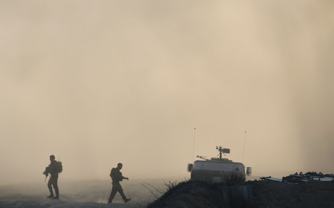 Bundeskanzler Merz erläutert in Sechs-Punkte-Papier seine Gründe für einen teilweisen Rüstungsexportstopp nach Israel. - Foto: Ohad Zwigenberg/AP/dpa