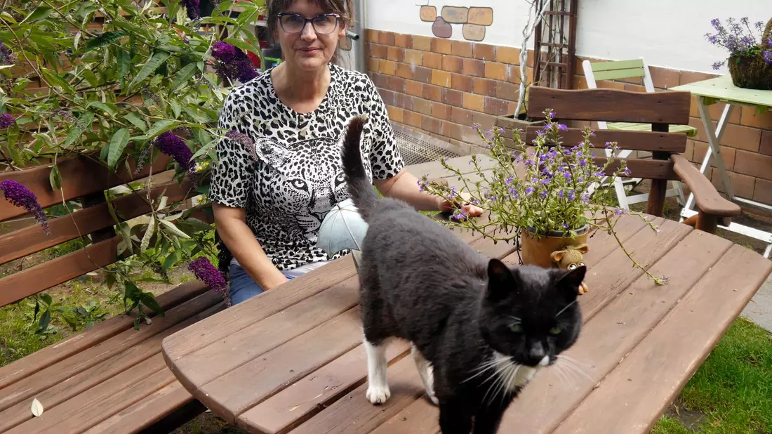 Manuela Jeschke hat das «Katzenparadies» privat gegründet. - Bild: Ulrike von Leszczynski/dpa