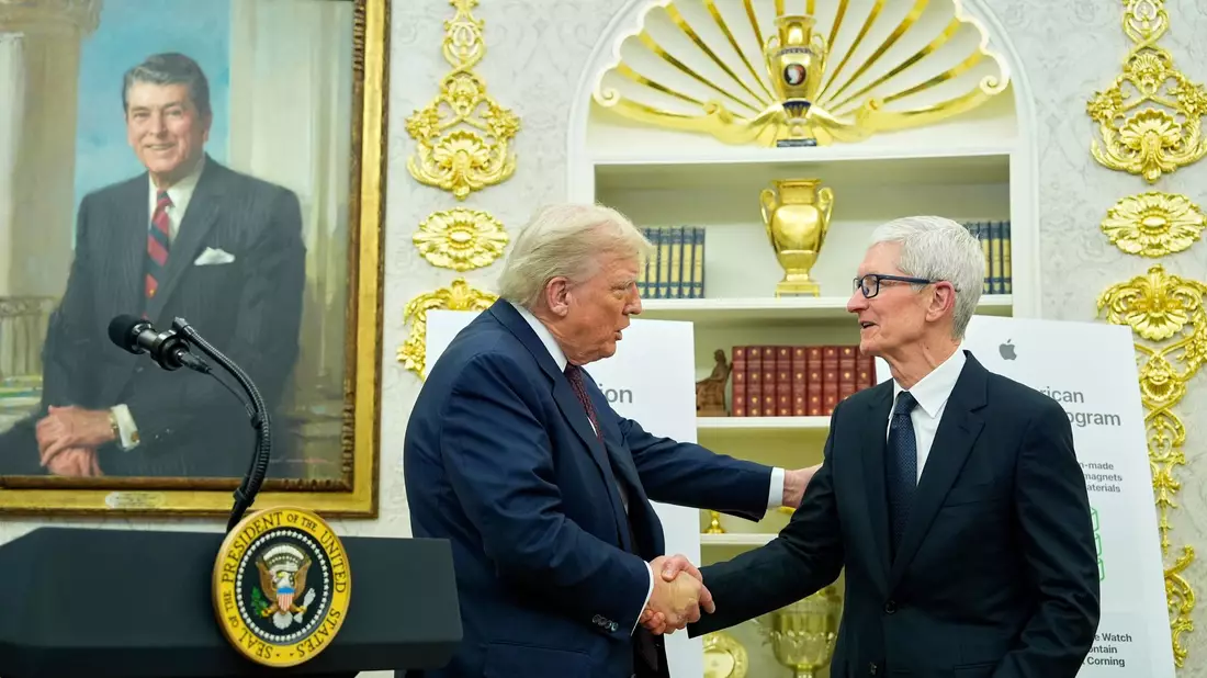 Apple-Chef Tim Cook brachte zusätzliche Investitionen von 100 Milliarden Dollar mit - und kann sich über eine Befreiung von Zöllen freuen. (Archivbild) - Bild: Alex Brandon/AP/dpa