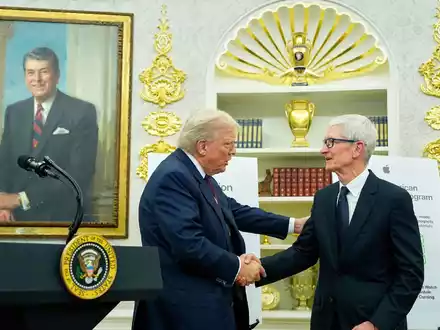 Apple-Chef Tim Cook brachte zusätzliche Investitionen von 100 Milliarden Dollar mit - und kann sich über eine Befreiung von Zöllen freuen. (Archivbild) - Foto: Alex Brandon/AP/dpa