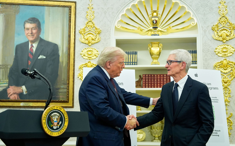 Apple-Chef Tim Cook brachte zusätzliche Investitionen von 100 Milliarden Dollar mit - und kann sich über eine Befreiung von Zöllen freuen. (Archivbild) - Foto: Alex Brandon/AP/dpa