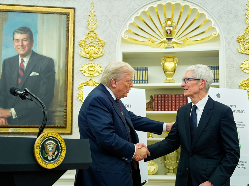 Apple-Chef Tim Cook brachte zusätzliche Investitionen von 100 Milliarden Dollar mit - und kann sich über eine Befreiung von Zöllen freuen. (Archivbild) - Foto: Alex Brandon/AP/dpa