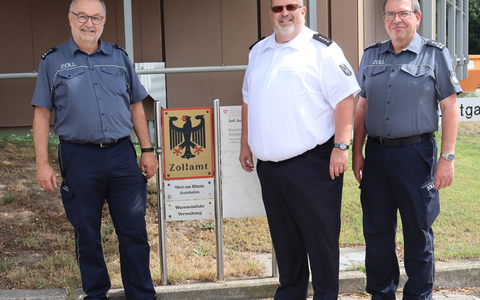 HZA-LÖ: Ralf Schemenauer als Leiter des Zollamts Weil am Rhein-Autobahn in den Ruhestand verabschiedet Rainer Bahro übernimmt Nachfolge - Foto: presseportal.de HZA-LÖ: Ralf Schemenauer als Leiter des Zollamts Weil am Rhein-Autobahn in den Ruhestand verabschiedet Rainer Bahro übernimmt Nachfolge - Foto: presseportal.de