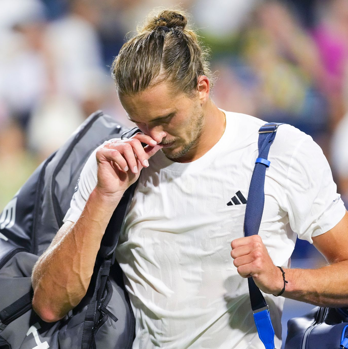 Chatschanow durfte am Ende über einen Sieg gegen den favorisierten Olympiasieger jubeln. - Foto: Chris Young/The Canadian Press/AP/dpa