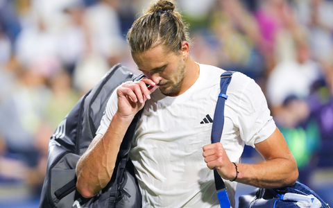 Chatschanow durfte am Ende über einen Sieg gegen den favorisierten Olympiasieger jubeln. - Foto: Chris Young/The Canadian Press/AP/dpa