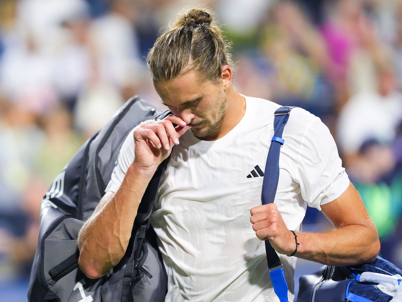 Chatschanow durfte am Ende über einen Sieg gegen den favorisierten Olympiasieger jubeln. - Foto: Chris Young/The Canadian Press/AP/dpa