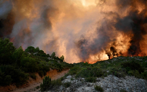 Die Feuerwehr hofft darauf, den Brand im Tagesverlauf in den Griff zu bekommen. - Foto: Lionel Bonaventure/AFP/dpa Die Feuerwehr hofft darauf, den Brand im Tagesverlauf in den Griff zu bekommen. - Foto: Lionel Bonaventure/AFP/dpa