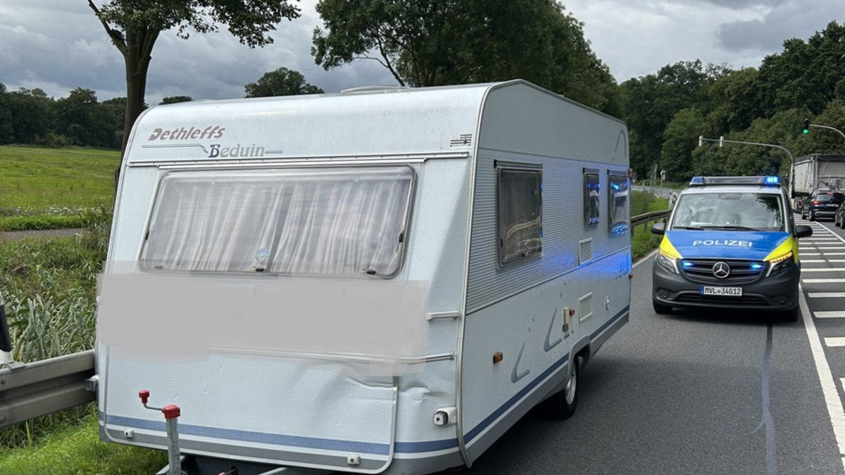 POL-NB: Wohnanhänger löst sich während der Fahrt - Foto: presseportal.de