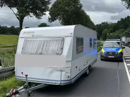 POL-NB: Wohnanhänger löst sich während der Fahrt - Foto: presseportal.de