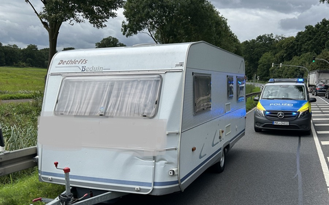 POL-NB: Wohnanhänger löst sich während der Fahrt - Foto: presseportal.de