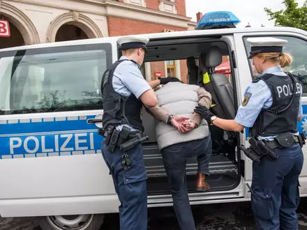 Bundespolizeidirektion München: Staatsanwaltschaft Weiden und Bundespolizei gelingt Schlag gegen europaweit agierende Schleuserorganisation / Wohnungsdurchsuchungen und Festnahmen in Dortmund und Bochum sowie den Niederlanden - Foto: presseportal.de