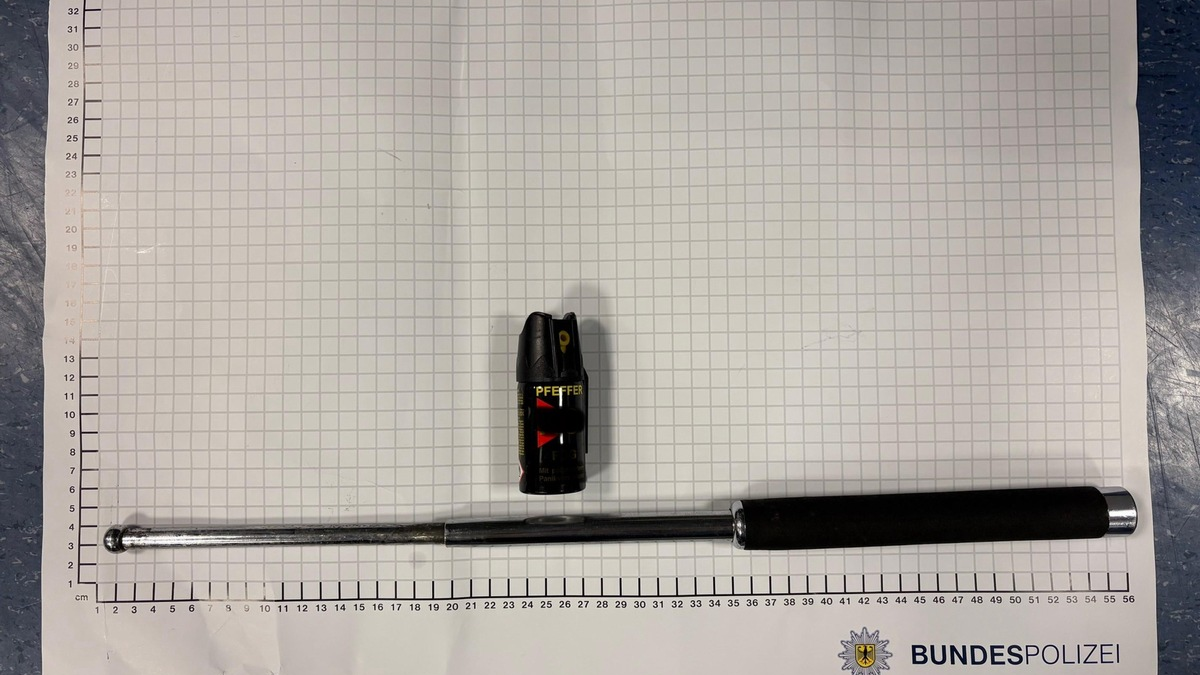 BPOL NRW: Bundespolizei findet Schlagstock und Pfefferspray bei 18-Jährigem - Foto: presseportal.de