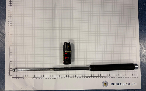 BPOL NRW: Bundespolizei findet Schlagstock und Pfefferspray bei 18-Jährigem - Foto: presseportal.de