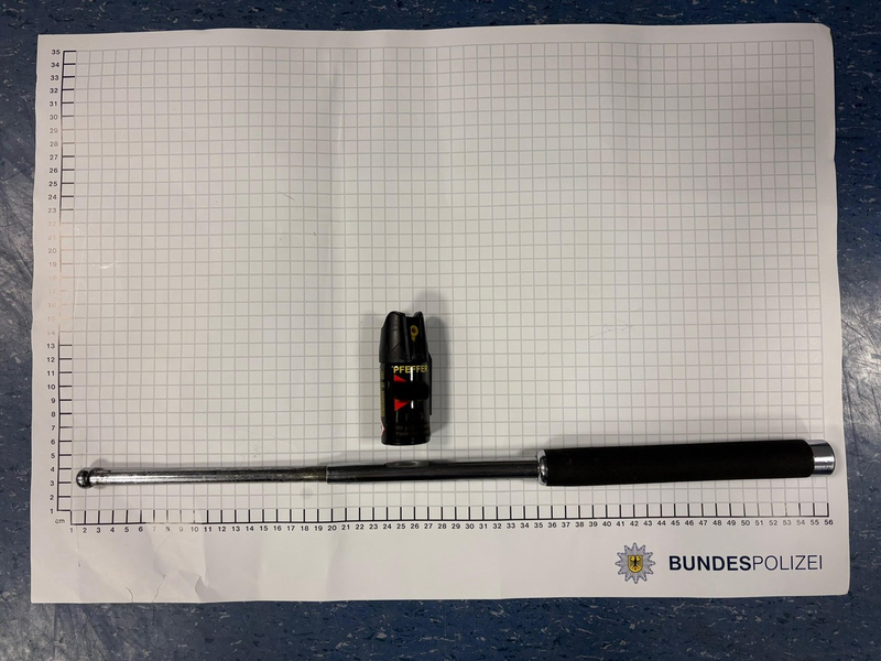 BPOL NRW: Bundespolizei findet Schlagstock und Pfefferspray bei 18-Jährigem - Foto: presseportal.de