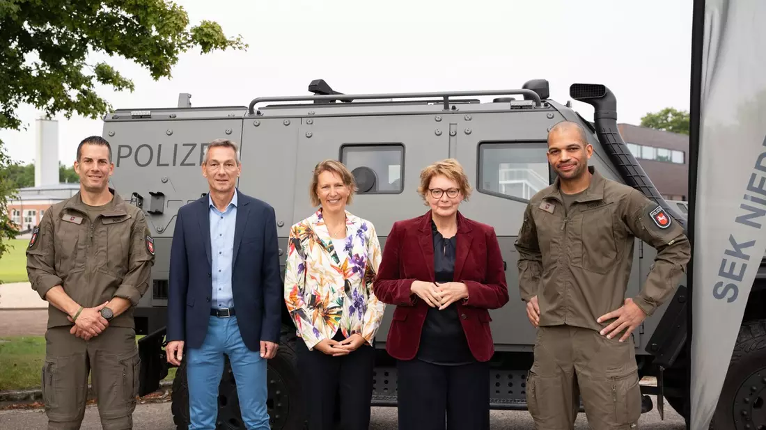 LKA-NI: 50 Jahre Spezialeinheiten in Niedersachsen: Ministerin Behrens besucht die Spezialeinheiten des LKA - Bild: presseportal.de