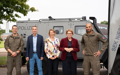 LKA-NI: 50 Jahre Spezialeinheiten in Niedersachsen: Ministerin Behrens besucht die Spezialeinheiten des LKA - Foto: presseportal.de LKA-NI: 50 Jahre Spezialeinheiten in Niedersachsen: Ministerin Behrens besucht die Spezialeinheiten des LKA - Foto: presseportal.de