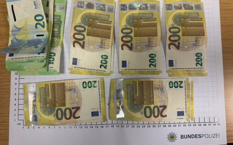 BPOL NRW: Über 6000 Euro unter der Schuhsohle versteckt - Bundespolizei nimmt Mann fest - Foto: presseportal.de
