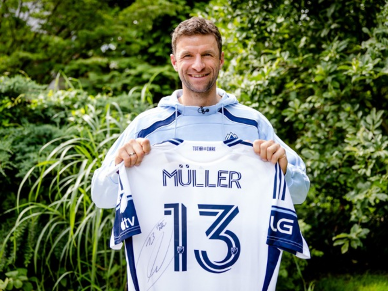 Thomas Müller: Exklusive Charity-Auktionen zu seinem Vancouver-Wechsel / Einmalige Sammlerstücke des Fußballstars bei United Charity - Foto: presseportal.de