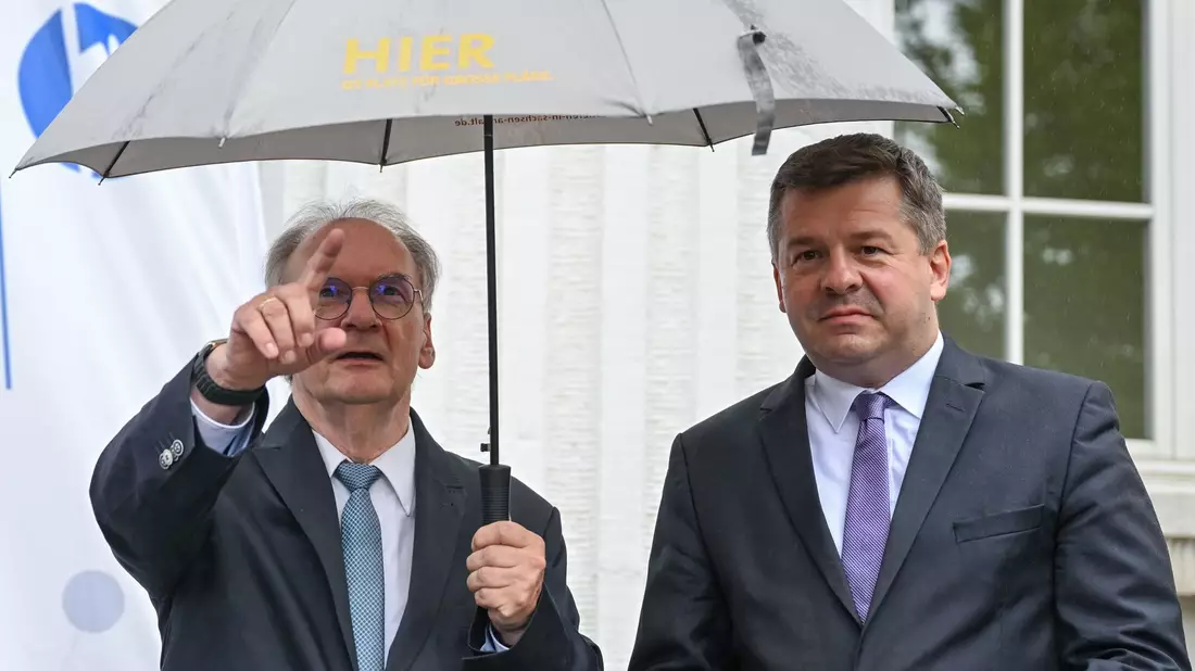 Ministerpräsident Reiner Haseloff (CDU) und Wirtschaftsminister Sven Schulze (CDU). (Archivbild) - Bild: Hendrik Schmidt/dpa