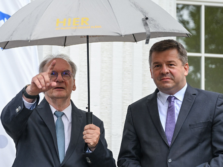 Ministerpräsident Reiner Haseloff (CDU) und Wirtschaftsminister Sven Schulze (CDU). (Archivbild) - Foto: Hendrik Schmidt/dpa