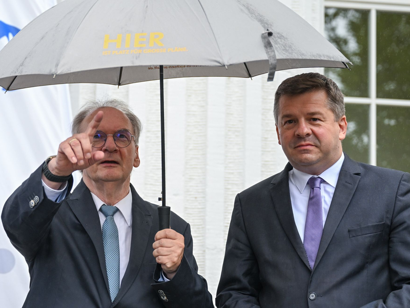 Ministerpräsident Reiner Haseloff (CDU) und Wirtschaftsminister Sven Schulze (CDU). (Archivbild) - Foto: Hendrik Schmidt/dpa