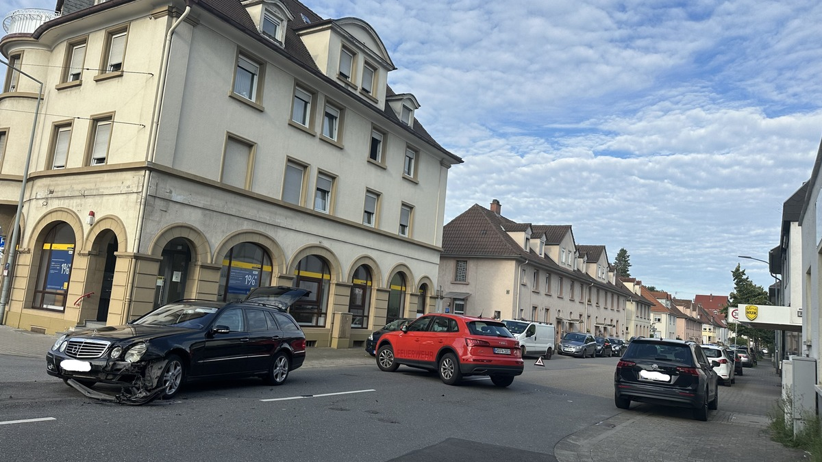 FW Weinheim: Verkehrsunfall mit mehreren PKW auf der Mannheimer Straße - Foto: presseportal.de