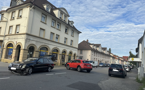 FW Weinheim: Verkehrsunfall mit mehreren PKW auf der Mannheimer Straße - Foto: presseportal.de