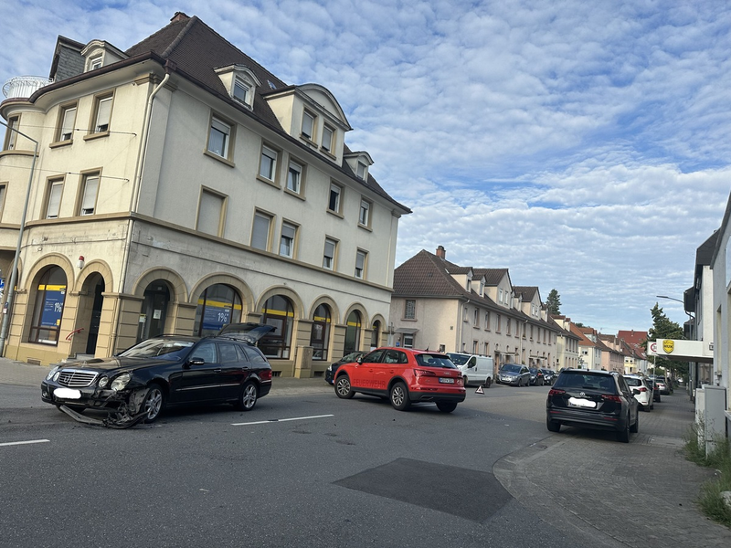 FW Weinheim: Verkehrsunfall mit mehreren PKW auf der Mannheimer Straße - Foto: presseportal.de