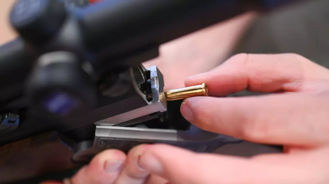 Bei einem 60-jährigen Mann in Lübtheen hat die Polizei nach eigenen Angaben Waffen und Sprengstoff sichergestellt. (Symbolbild) - Bild: Marius Bulling/dpa