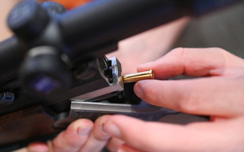 Bei einem 60-jährigen Mann in Lübtheen hat die Polizei nach eigenen Angaben Waffen und Sprengstoff sichergestellt. (Symbolbild) - Foto: Marius Bulling/dpa Bei einem 60-jährigen Mann in Lübtheen hat die Polizei nach eigenen Angaben Waffen und Sprengstoff sichergestellt. (Symbolbild) - Foto: Marius Bulling/dpa