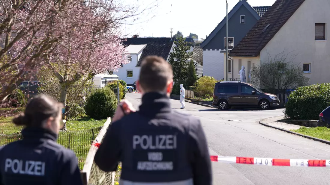 Im April wurde die getötete Familie im Haus entdeckt. (Archivild) - Bild: Thomas Frey/dpa