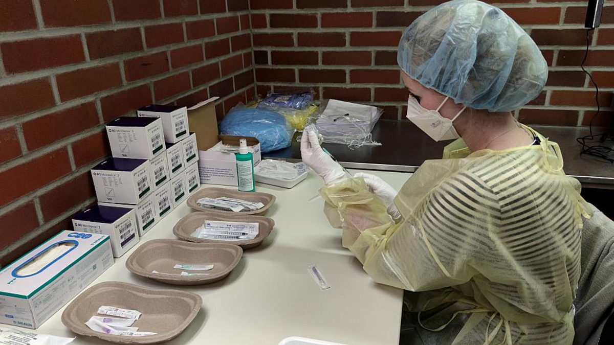 Impfspritzen werden aufgezogen (Archiv) - Foto: über dts Nachrichtenagentur