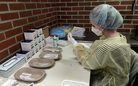 Impfspritzen werden aufgezogen (Archiv) - Foto: über dts Nachrichtenagentur