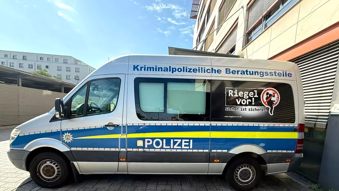 POL-EU: Polizei Euskirchen informiert beim Brunnenfest in Mechernich - Erstmaliger Fahrzeugeinsatz der mobilen Beratungsstelle - Bild: presseportal.de