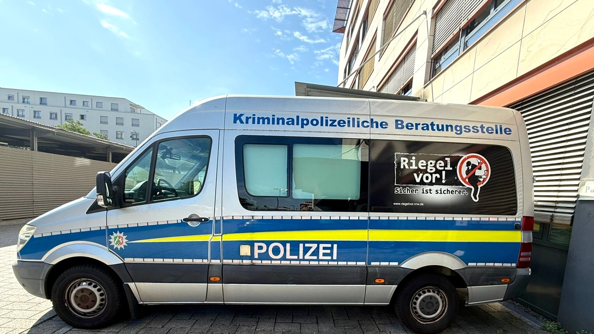 POL-EU: Polizei Euskirchen informiert beim Brunnenfest in Mechernich - Erstmaliger Fahrzeugeinsatz der mobilen Beratungsstelle - Foto: presseportal.de