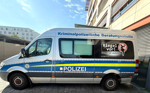 POL-EU: Polizei Euskirchen informiert beim Brunnenfest in Mechernich - Erstmaliger Fahrzeugeinsatz der mobilen Beratungsstelle - Foto: presseportal.de