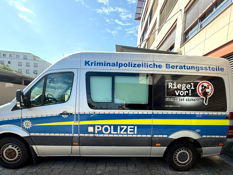 POL-EU: Polizei Euskirchen informiert beim Brunnenfest in Mechernich - Erstmaliger Fahrzeugeinsatz der mobilen Beratungsstelle - Foto: presseportal.de
