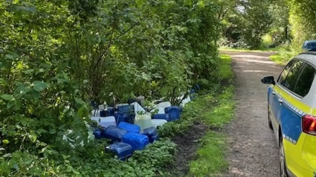 POL-SE: Tangstedt (Kreis Stormarn) - Unbekannte entsorgen diverse Kanister mit unbekannter Flüssigkeit in der Natur - Polizei auf der Suche nach Hinweisen - Bild: presseportal.de