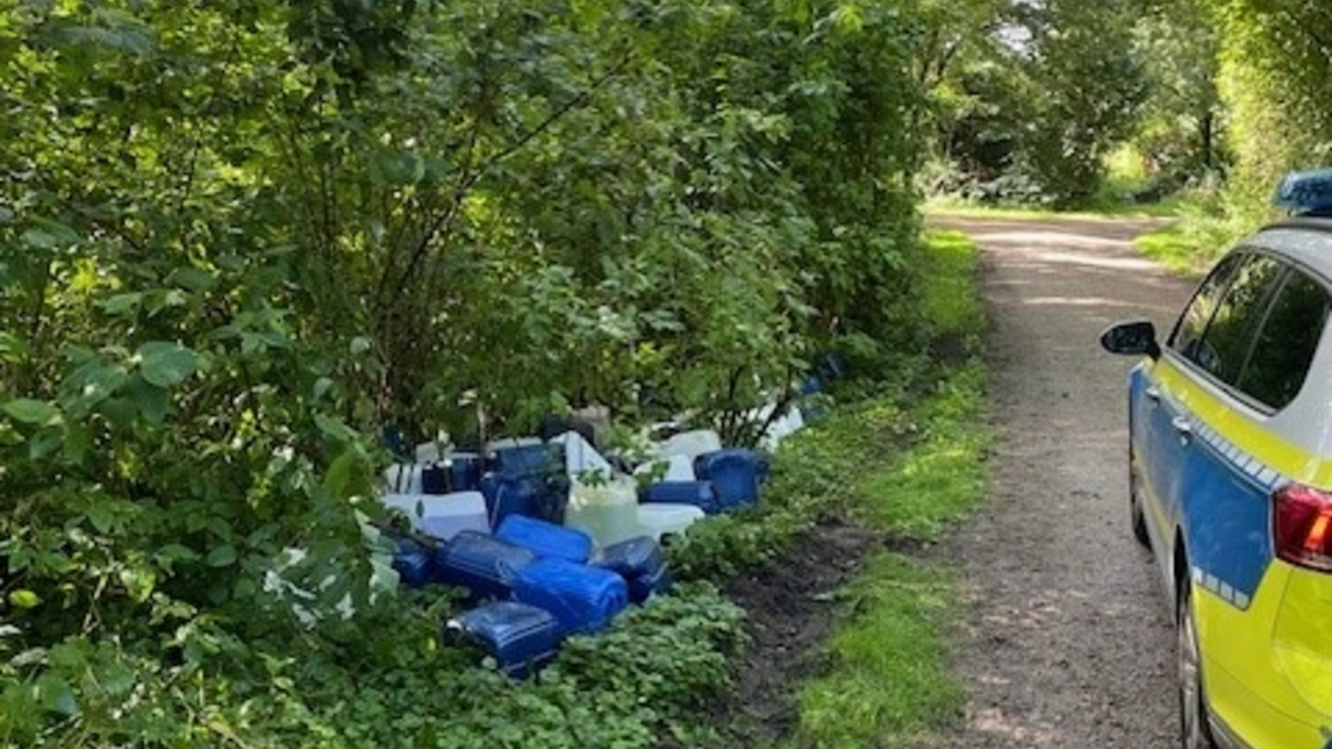 POL-SE: Tangstedt (Kreis Stormarn) - Unbekannte entsorgen diverse Kanister mit unbekannter Flüssigkeit in der Natur - Polizei auf der Suche nach Hinweisen - Foto: presseportal.de