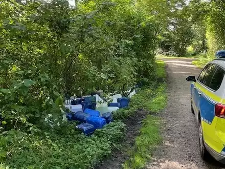 POL-SE: Tangstedt (Kreis Stormarn) - Unbekannte entsorgen diverse Kanister mit unbekannter Flüssigkeit in der Natur - Polizei auf der Suche nach Hinweisen - Foto: presseportal.de